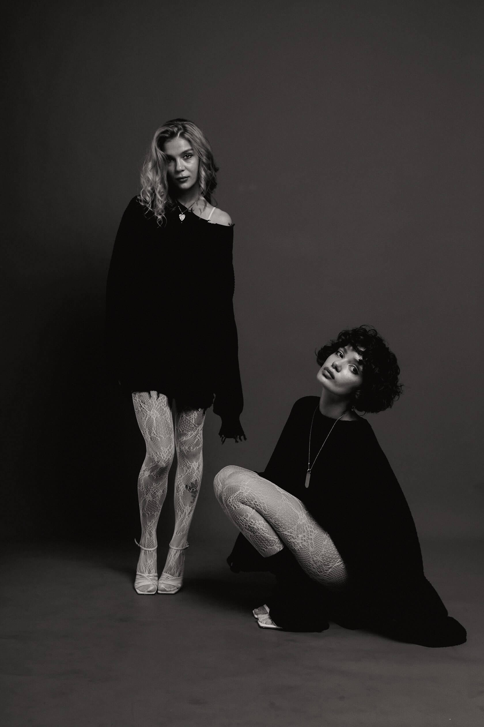 Черно-белая фотография подруг